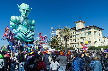 Carro allegorico con gigante robot al Carnevale di Viareggio.