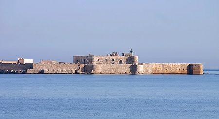 Castello Maniace visto dal mare a Siracusa, Sicilia.