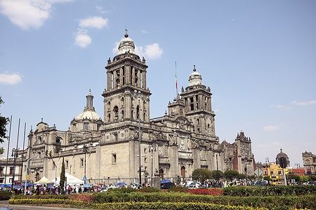La Cattedrale Metropolitana di Città del Messico vista dal marciapiede.