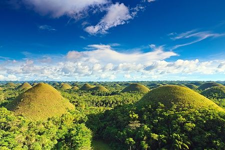 Le Chocolate Hills a Bohol, Filippine, sotto un cielo azzurro.
