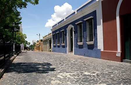 Strada con edifici coloniali colorati nel centro storico di Ciudad Bolívar.