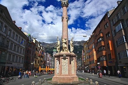 La Colonna di Sant'Anna lungo Maria Theresien Strasse a Innsbruck.