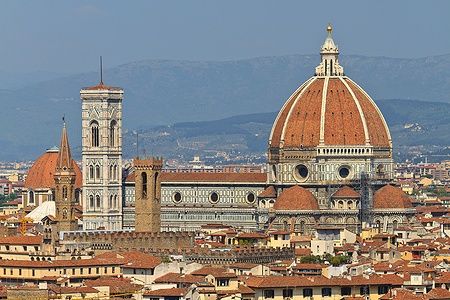 Vista panoramica del Duomo di Firenze con la sua imponente cupola e il campanile.