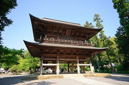 Tempio Engaku-ji a Kamakura, Giappone, circondato da alberi, primavera 2011.