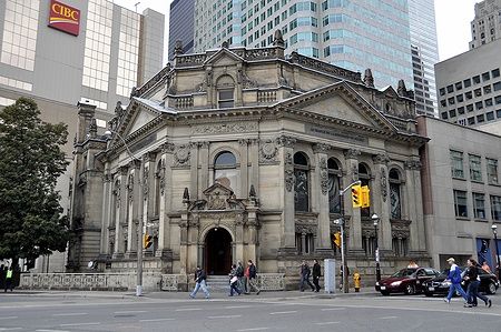 Facciata dell'Hockey Hall of Fame a Toronto con passanti.