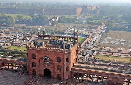 La Jama Masjid e il Forte Rosso a Delhi, India, visti dall'alto con persone.