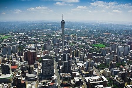 Vista aerea del centro di Johannesburg con la Torre di Hillbrow in evidenza.