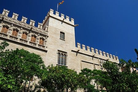 Facciata della Lonja de la Seda di Valencia sotto un cielo blu intenso.