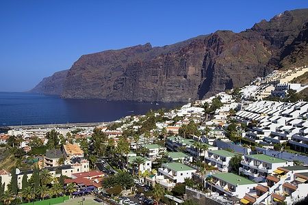 Veduta delle scogliere di Los Gigantes e delle case a Tenerife.