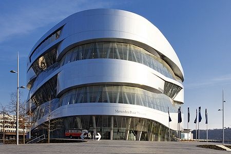 Vista del Mercedes Benz Museum a Stoccarda con architettura moderna.