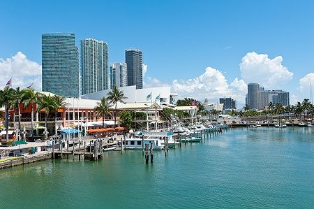Vista del Miami Bayside Marketplace con grattacieli e barche al molo.