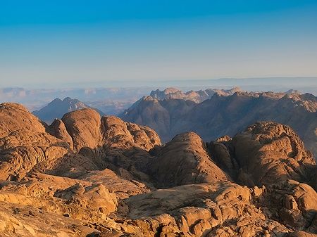 Vista sulle montagne selvagge del Sinai dalla cima del Monte Sinai.
