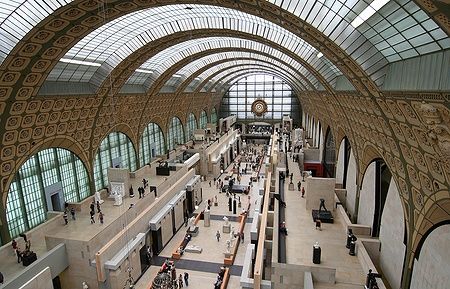 Sala principale del Musée d'Orsay a Parigi con visitatori e opere d'arte.