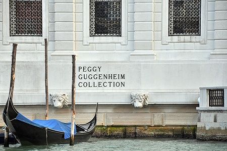 Gondola ormeggiata di fronte alla Peggy Guggenheim Collection a Venezia.