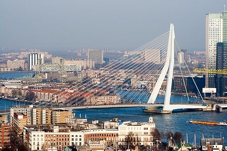 Panorama del ponte Erasmus e dell’Euromast a Rotterdam in inverno.