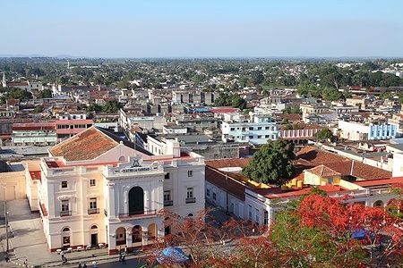 Vista aerea del Teatro La Caridad e della piazza principale di Santa Clara, Cuba.