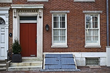 Casa storica di mattoni rossi a Society Hill, Philadelphia con porta rossa.
