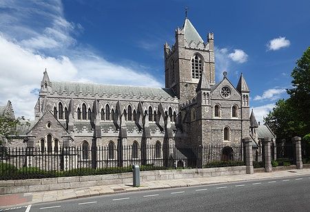 St. Patrick's Cathedral a Dublino sotto un cielo blu.