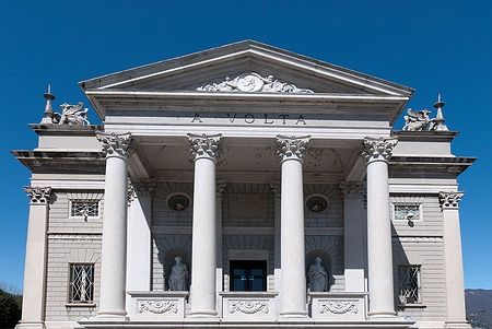 Facciata del Tempio Voltiano a Como con colonne neoclassiche.
