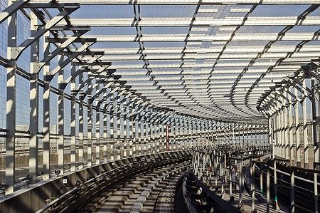 Binario della Tokyo Monorail Railway con struttura metallica curva.