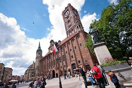 La piazza principale di Toruń con il monumento a Copernico e il municipio.