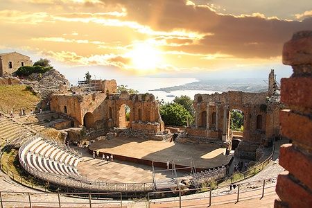 Teatro di Taormina in Sicilia al tramonto.