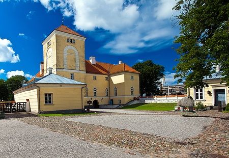 Ventspils Castle in Lettonia sotto un cielo azzurro.