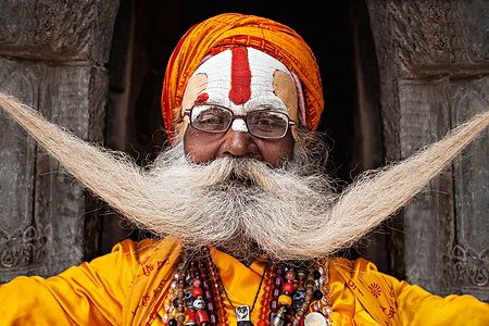 Sadhu con turbante arancione e lunga barba al Tempio di Pashupatinath.
