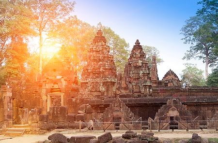 Tempio Banteay Srei al tramonto, Siem Reap, Cambogia.