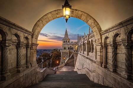 Il Bastione dei Pescatori a Budapest all'alba, visto attraverso un arco.