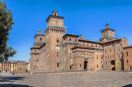 Castello Estense di Ferrara sotto un cielo blu.