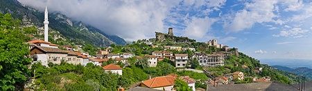 Vista panoramica del Castello di Kruja vicino a Tirana, con paesaggio collinare.