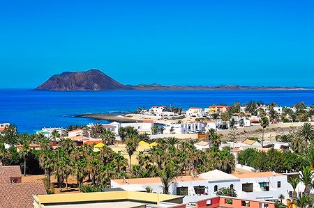 Vista di Lobos Island dal paesino di Corralejo, Fuerteventura.