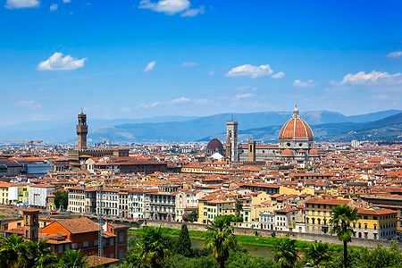 Vista di Firenze con la Cattedrale di Santa Maria del Fiore e un cielo estivo.