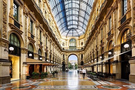 Interno della Galleria Vittorio Emanuele II a Milano con cupola di vetro.