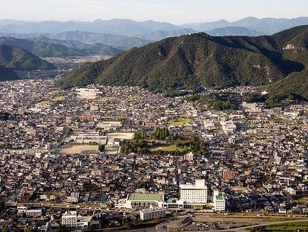 Veduta panoramica della città di Gifu con montagne sullo sfondo.