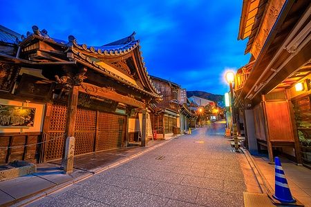 Strada Hanamikoji Dori nel quartiere Gion di Kyoto al crepuscolo.