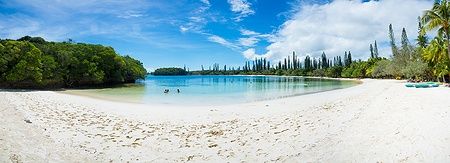Spiaggia bianca e acque cristalline dell'Isle of Pines, Nuova Caledonia.