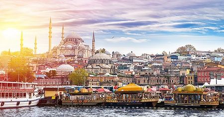 Skyline di Istanbul con moschee e imbarcazioni sul Bosforo.