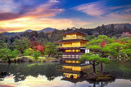 Padiglione d'Oro del Tempio Kinkakuji a Kyoto al tramonto.