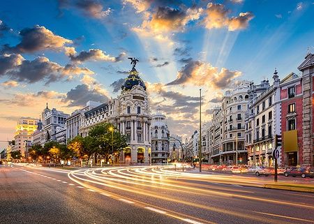Skyline di Madrid con l'Edificio Metropolis su Calle de Alcalá e Gran Vía.