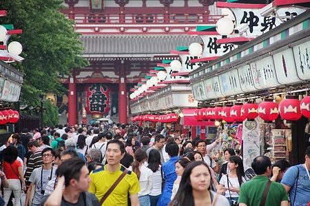 Folla di persone a Nakamise Dori per lo shopping vicino al tempio Senso-ji a Tokyo.