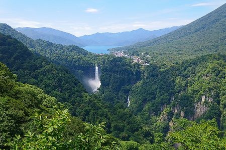 Lago Chuzenji e cascata Kegon circondati da montagne verdi a Nikko, Giappone.
