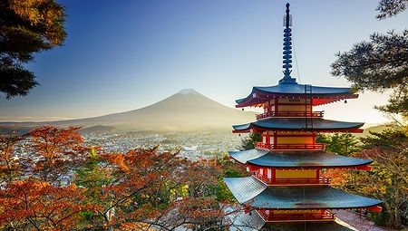 Pagoda Chureito con il Monte Fuji sullo sfondo in autunno.