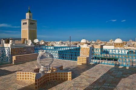 Terrazza del Palais d'Orient a Tunisi con vista sulla Moschea Zitouna.