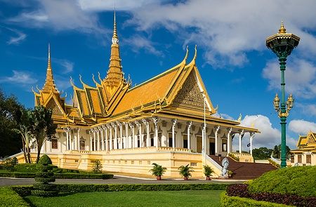 Palazzo Reale di Phnom Penh con giardino e cielo azzurro.