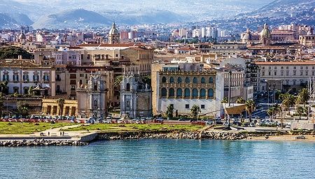 Il lungomare di Palermo in Sicilia con edifici storici e mare azzurro.