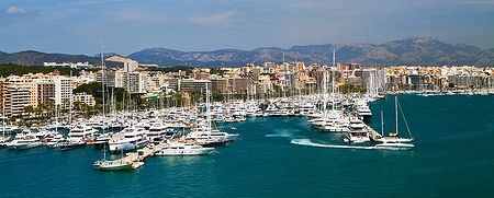 Vista del porto di Palma di Maiorca con yacht e skyline urbano.