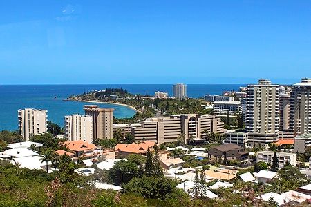 Vista su Nouméa, capitale della Nuova Caledonia, con edifici e costa.