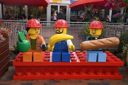 Personaggi LEGO con cappelli da costruttore a Legoland, Billund, Danimarca.